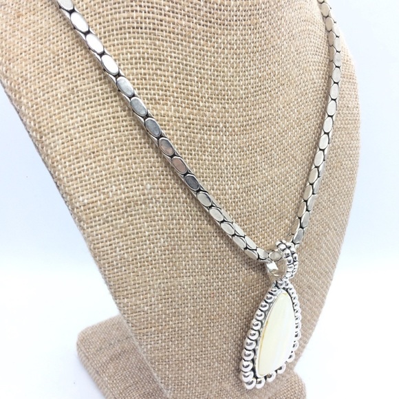 3/$30 MOTHER OF PEARL MOP STATEMENT SILVER TONE PENDANT CLIP ON EARRING SET - Picture 6 of 17